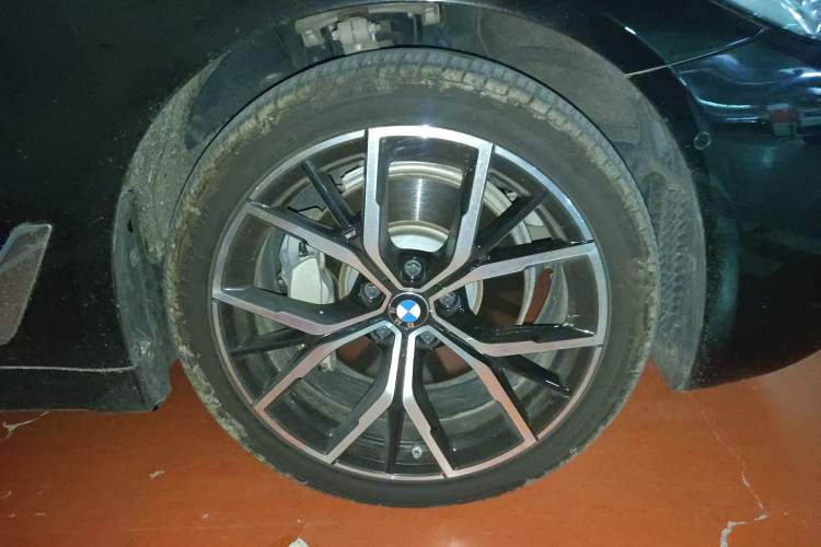 Used BMW 5 Series 2022 Second Facelift 530Li Luxury Version M Sport Package Right Front Wheel Hub