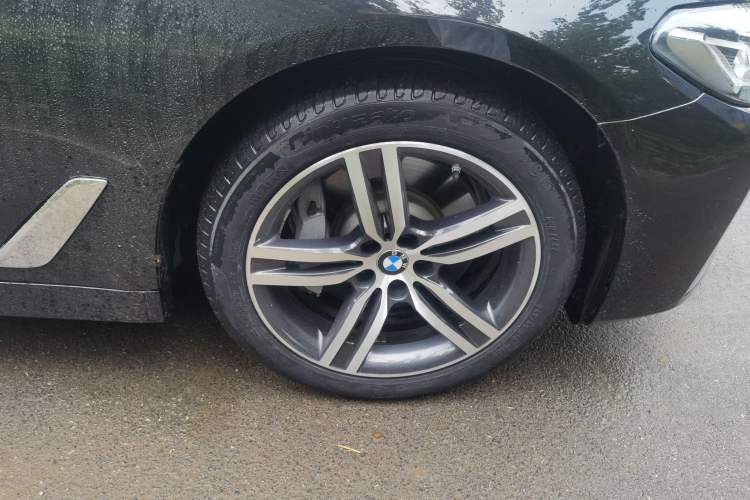 Used BMW 5 Series 2022 530Li xDrive Luxury Package Right Front Wheel Hub