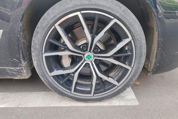 Used BMW 5 Series 2022 Revised Version 3 530Li Luxury Edition M Sport Package Right Front Wheel Hub