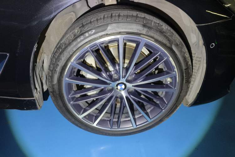 Used BMW 5 Series 2022 530Li Leading Model M Sport Package Right Front Wheel Hub