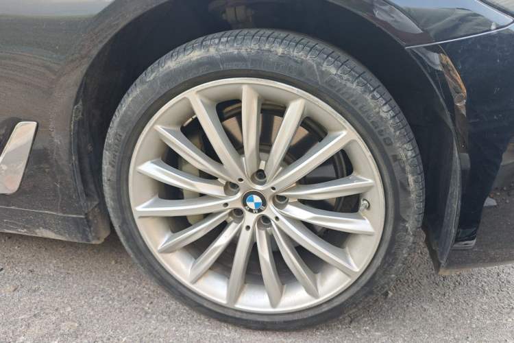 Used BMW 5 Series 2022 Revised Version 3 530Li Luxury Edition Premium Package Right Front Wheel Hub