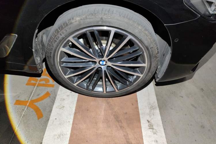Used BMW 5 Series 2022 Second Facelift 530Li Leading Edition M Sport Package Right Front Wheel Hub