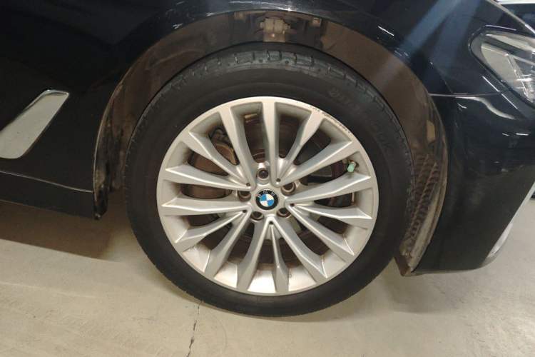 Used BMW 5 Series 2022 Restyled 525Li Luxury Package Right Front Wheel Hub