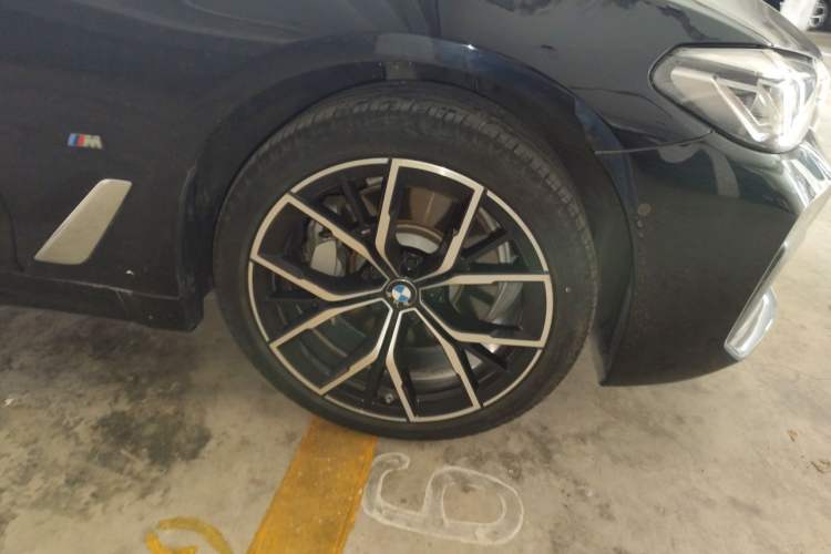 Used BMW 5 Series 2022 Second Facelift 530Li Luxury Version M Sport Package Right Front Wheel Hub