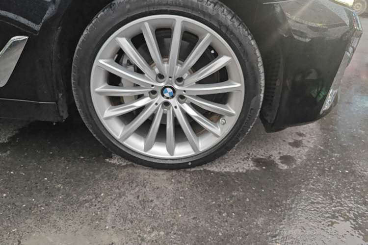 Used BMW 5 Series 2022 530Li Luxury Edition Premium Package Right Front Wheel Hub