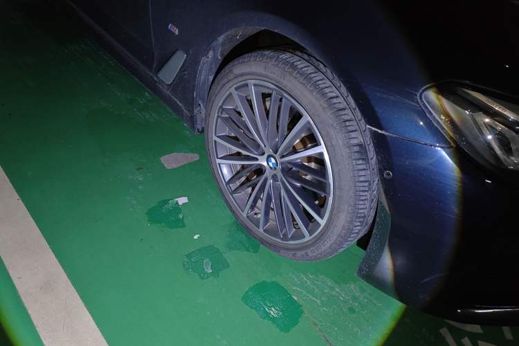 Used BMW 5 Series 2022 Restyled 530Li Leading Edition M Sport Package Right Front Wheel Hub