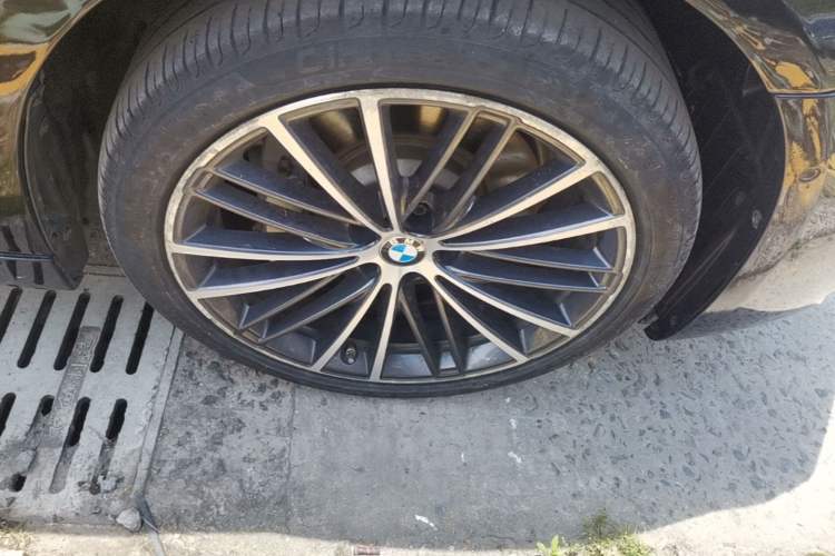 Used BMW 5 Series 2022 Restyled 530Li Leading Edition M Sport Package Right Front Wheel Hub