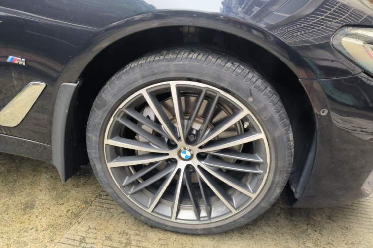 Used BMW 5 Series 2022 Second Facelift 530Li Leading Edition Luxury Package Right Front Wheel Hub