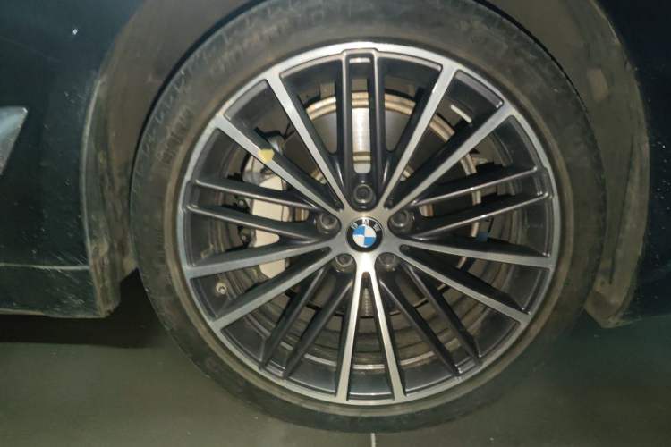 Used BMW 5 Series 2022 Restyled 530Li Leading Edition M Sport Package Right Front Wheel Hub