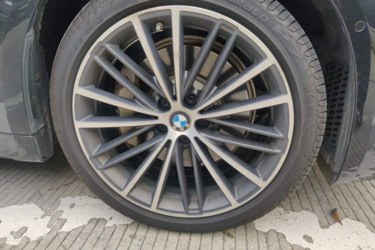 Used BMW 5 Series 2022 Second Facelift 530Li Leading Edition M Sport Package Right Front Wheel Hub