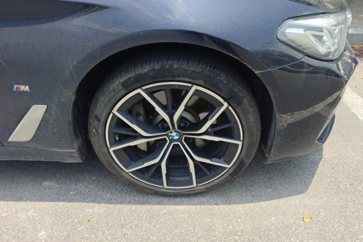 Used BMW 5 Series 2022 530Li Luxury Edition M Sport Package Right Front Wheel Hub