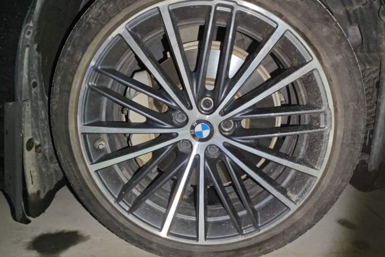 Used BMW 5 Series 2022 Restyled 530Li Leading Edition M Sport Package Right Front Wheel Hub