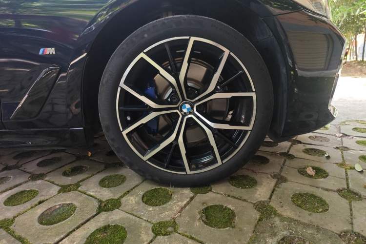 Used BMW 5 Series 2022 Second Facelift 530Li Luxury Version M Sport Package Right Front Wheel Hub
