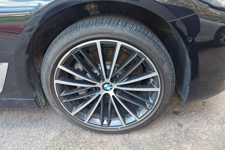 Used BMW 5 Series 2022 Second Facelift 530Li Leading Edition Luxury Package Right Front Wheel Hub