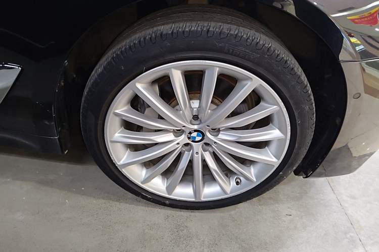 Used BMW 5 Series 2022 Updated 530Li Luxury Edition Premium Package Right Front Wheel Hub
