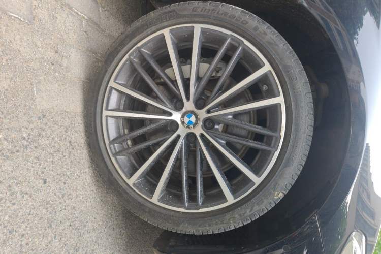 Used BMW 5 Series 2022 Restyled 530Li Leading Edition M Sport Package Right Front Wheel Hub