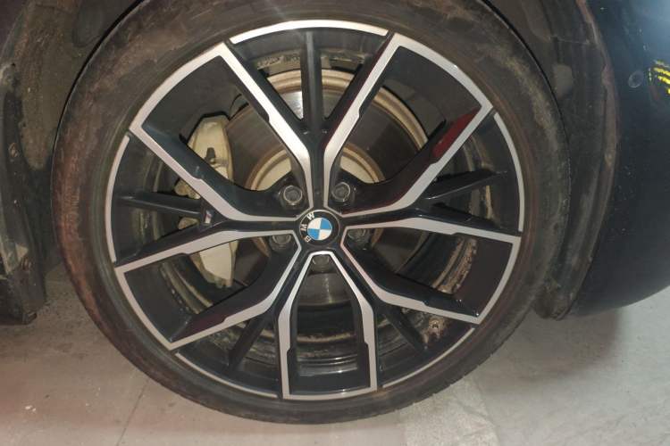 Used BMW 5 Series 2022 530Li Luxury Edition M Sport Package Right Front Wheel Hub