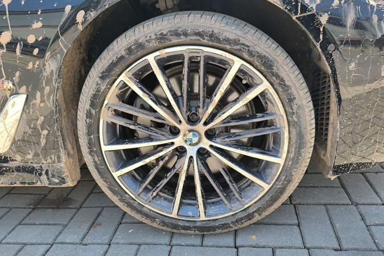 Used BMW 5 Series 2022 Second Facelift 530Li Leading Edition M Sport Package Right Front Wheel Hub