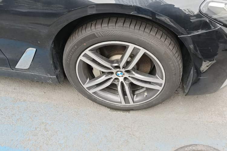 Used BMW 5 Series 2022 Updated 530Li Leading Edition Luxury Package Right Front Wheel Hub