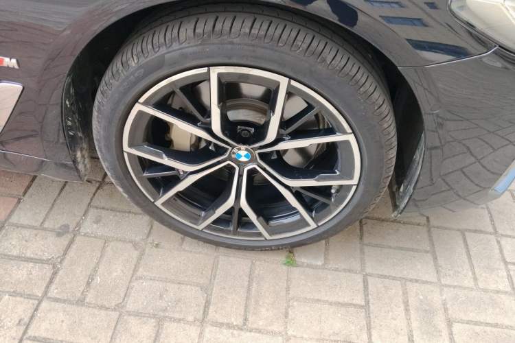 Used BMW 5 Series 2022 Second Facelift 530Li Luxury Version M Sport Package Right Front Wheel Hub
