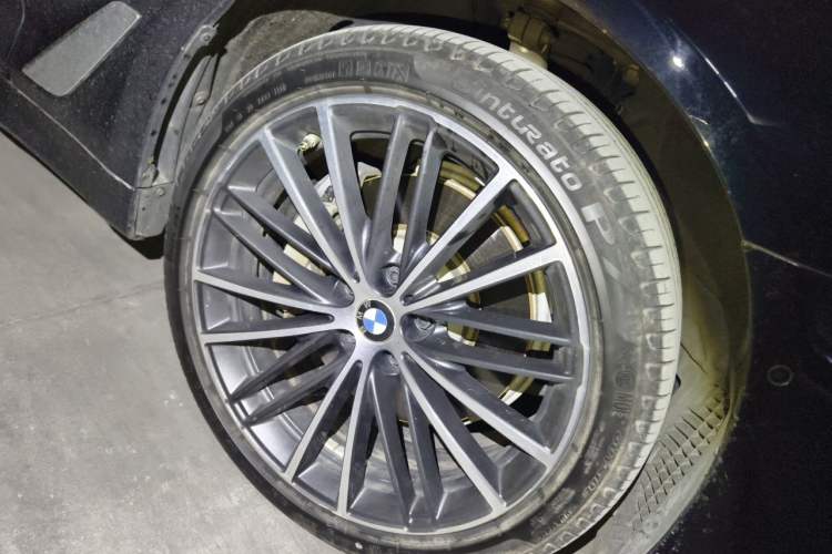 Used BMW 5 Series 2022 530Li Leading Model M Sport Package Right Front Wheel Hub