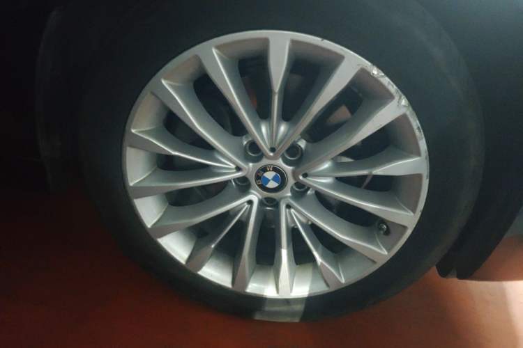 Used BMW 5 Series 2022 Restyled 525Li Luxury Package Right Front Wheel Hub