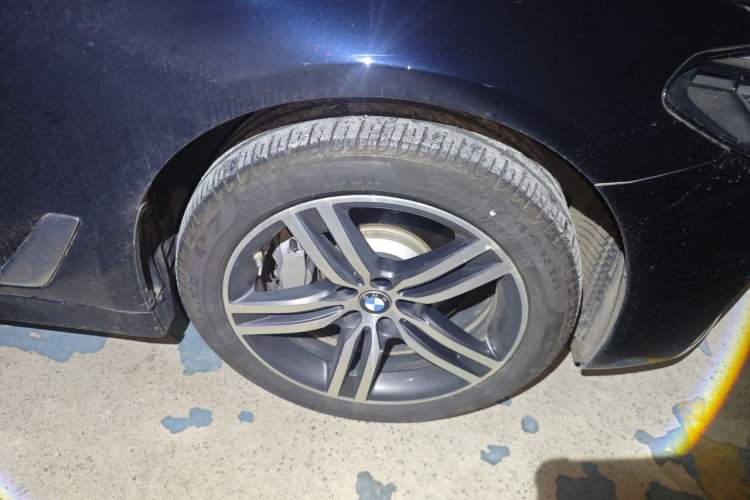 Used BMW 5 Series 2022 Updated 530Li Leading Edition Luxury Package Right Front Wheel Hub