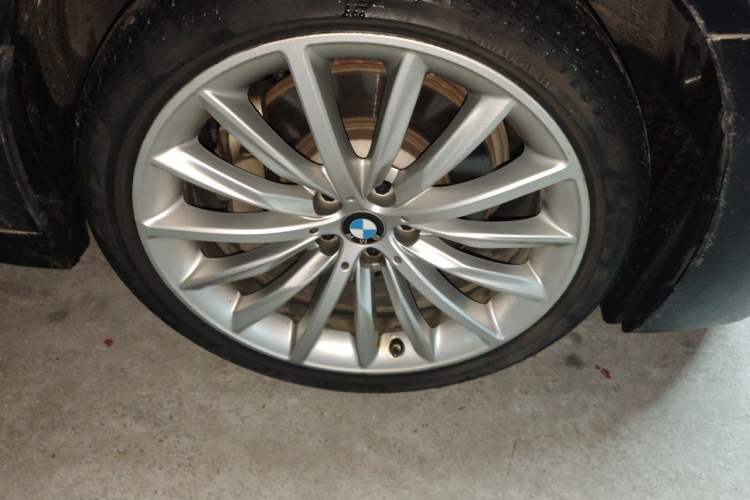 Used BMW 5 Series 2022 Second Facelift 530Li Luxury Edition Premium Package Right Front Wheel Hub