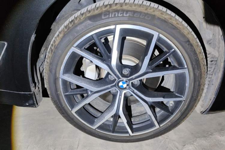 Used BMW 5 Series 2022 Second Facelift 530Li Luxury Version M Sport Package Right Front Wheel Hub