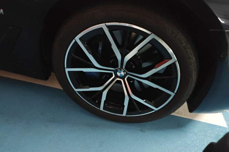 Used BMW 5 Series 2022 Second Facelift 540i Sport Line M Sport Package Right Front Wheel Hub