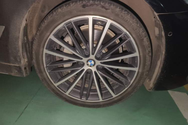 Used BMW 5 Series 2022 Restyled 530Li Leading Edition M Sport Package Right Front Wheel Hub