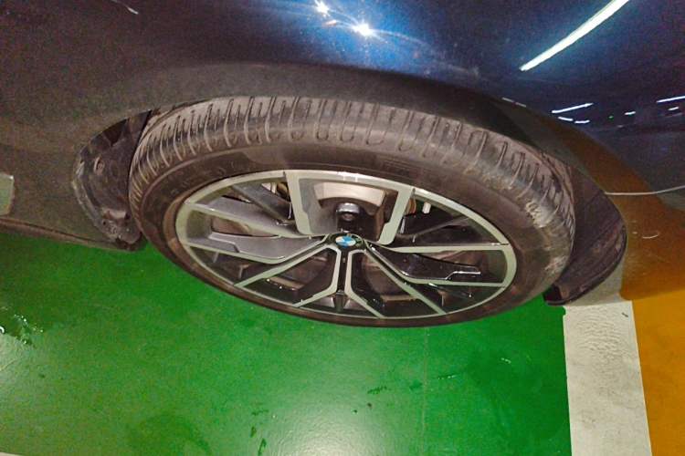 Used BMW 5 Series 2022 Second Facelift 530Li Luxury Version M Sport Package Right Front Wheel Hub