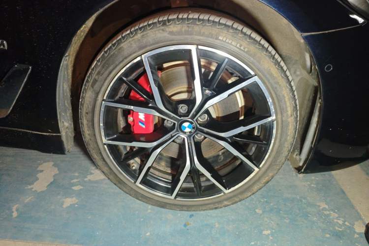 Used BMW 5 Series 2022 Second Facelift 530Li Luxury Version M Sport Package Right Front Wheel Hub