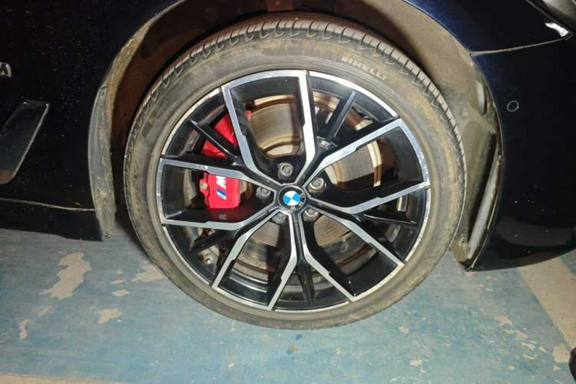 Used BMW 5 Series 2022 Second Facelift 530Li Luxury Version M Sport Package Right Front Wheel Hub