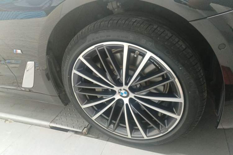 Used BMW 5 Series 2022 Second Facelift 530Li Leading Edition M Sport Package Right Front Wheel Hub