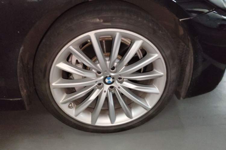 Used BMW 5 Series 2022 Updated 530Li Luxury Edition Premium Package Right Front Wheel Hub