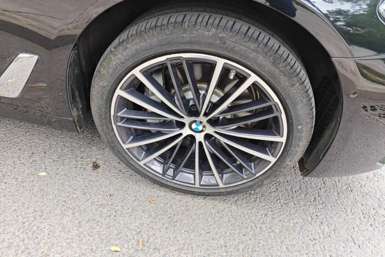 Used BMW 5 Series 2022 530Li Leading Model M Sport Package Right Front Wheel Hub