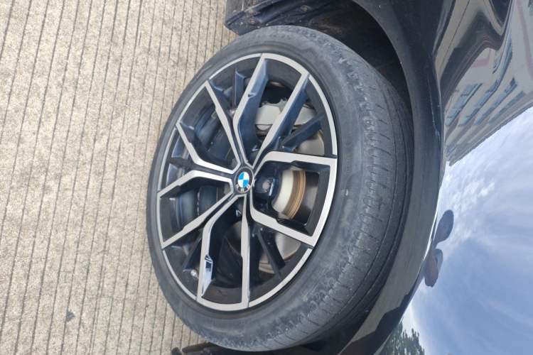 Used BMW 5 Series 2022 Second Facelift 530Li Luxury Version M Sport Package Right Front Wheel Hub