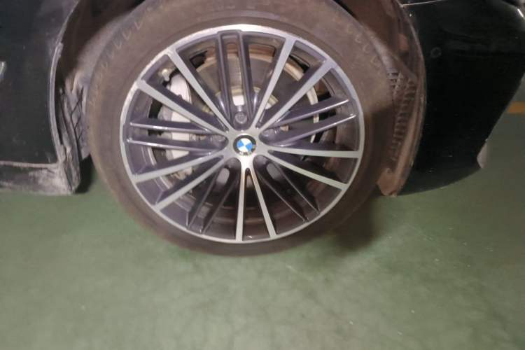 Used BMW 5 Series 2022 530Li Leading Model M Sport Package Right Front Wheel Hub