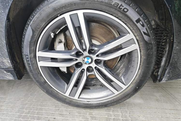 Used BMW 5 Series 2022 Updated 530Li Leading Edition Luxury Package Right Front Wheel Hub