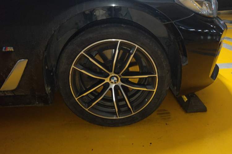 Used BMW 5 Series 2022 Second Facelift 525Li M Sport Package Right Front Wheel Hub