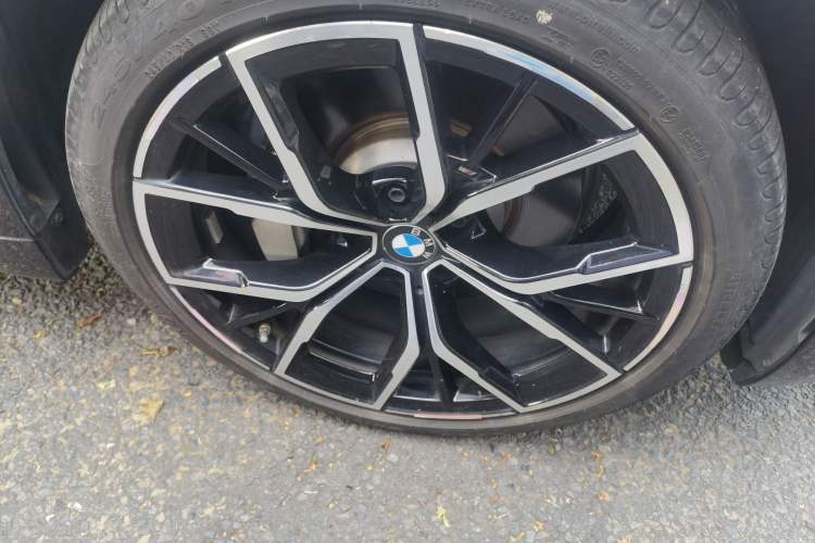 Used BMW 5 Series 2022 Second Facelift 530Li Luxury Version M Sport Package Right Front Wheel Hub