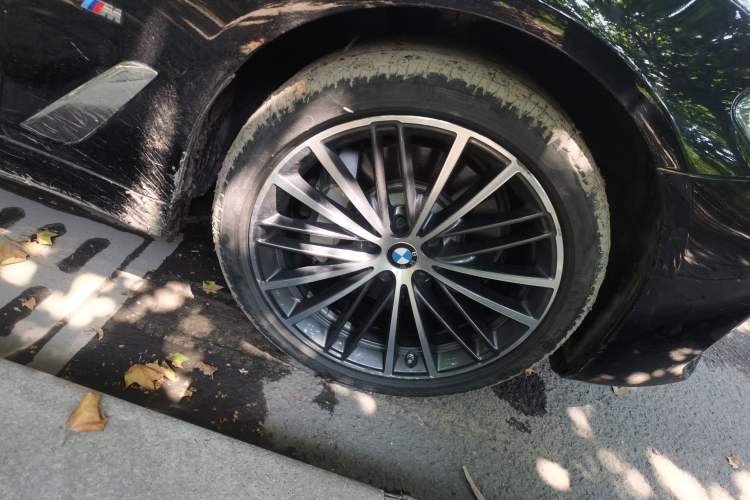 Used BMW 5 Series 2022 Restyled 530Li Leading Edition M Sport Package Right Front Wheel Hub