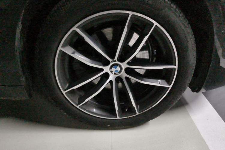 Used BMW 5 Series 2022 Restyled 525Li Luxury Package Right Front Wheel Hub