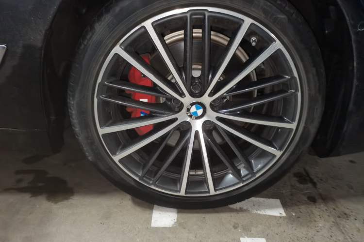 Used BMW 5 Series 2022 Restyled 530Li Leading Edition M Sport Package Right Front Wheel Hub