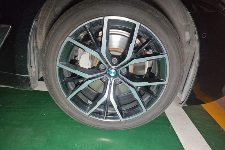 Used BMW 5 Series 2022 Revised Version 3 530Li Luxury Edition M Sport Package Right Front Wheel Hub