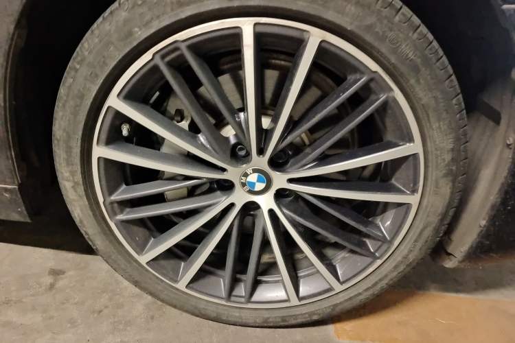 Used BMW 5 Series 2022 Restyled 530Li Leading Edition M Sport Package Right Front Wheel Hub