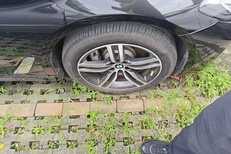 Used BMW 5 Series 2022 Updated 530Li xDrive Luxury Package Right Front Wheel Hub