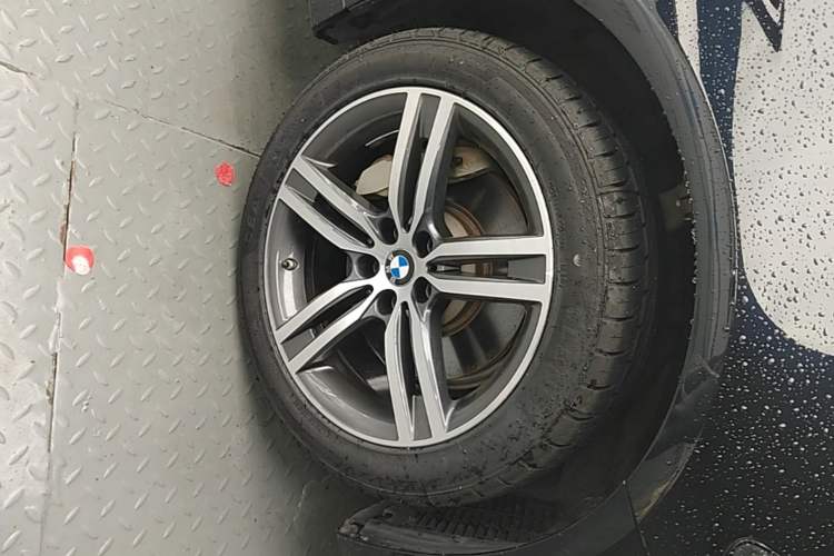 Used BMW 5 Series 2022 530Li Leading Luxury Package Right Front Wheel Hub