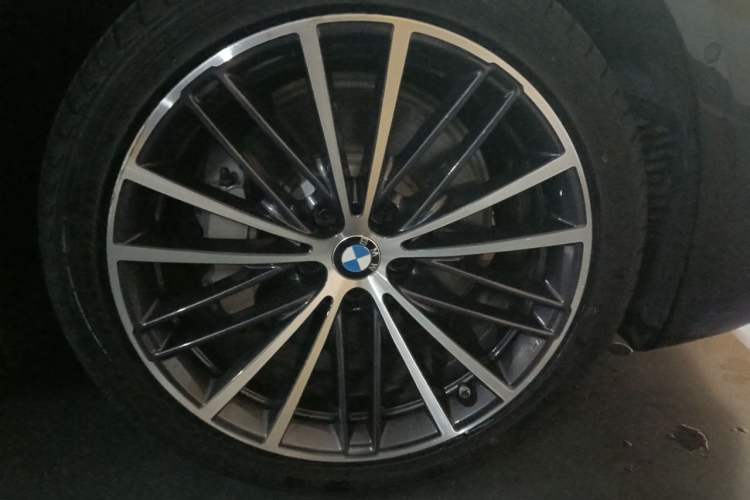 Used BMW 5 Series 2022 530Li Leading Model M Sport Package Right Front Wheel Hub